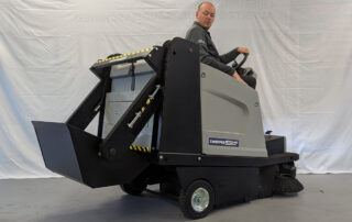 Kehrsaugmaschine mit Hochentleerung SWEEPERLINE