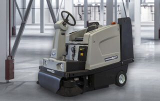 Industrie-Kehrsaugmaschine mit Hochentleerung